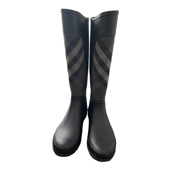 Burberry rubber rain boots. - Picture 2 of 10